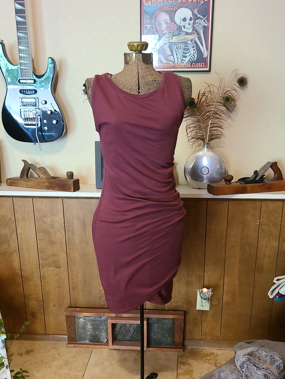 Leith Sleeveless Ruched Bodycon Dress in Burgundy